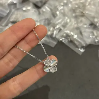 Collier pendentif fleur à quatre pétales en ton argent