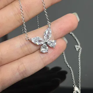 Silver-Tone collier pendentif avec quatre pierres florales