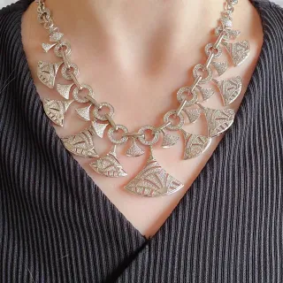 Collier de déclaration avec pendentif géométrique en forme d'éventail en ton argent pavé