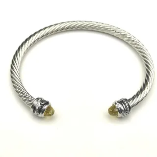 Pulsera de cable trenzado de tono plateado con terminal de gemas, abierta