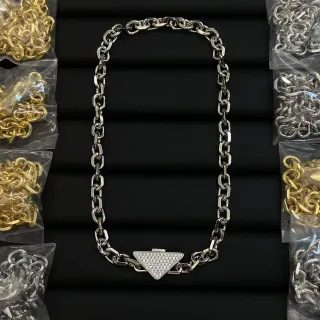 Collar con cadena curb plateada gruesa, colgante triangular pavé