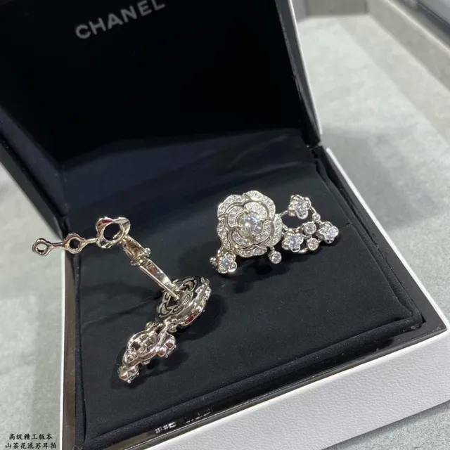 Silver Transparent Floral Motif Pavé-Set Stones Earrings 4