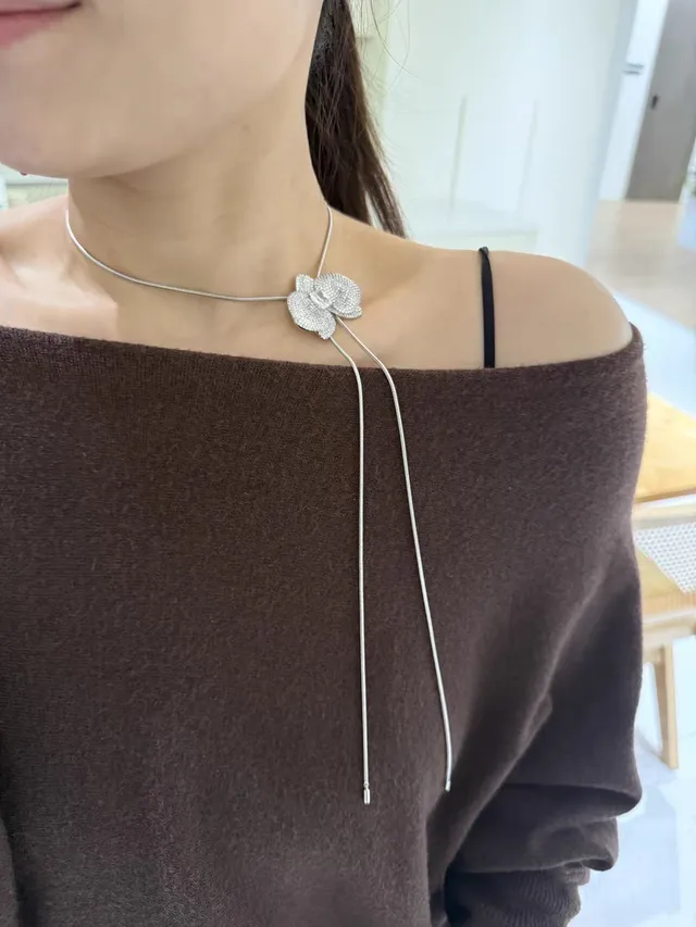Silver Transparent Pavé-Set Orchid-Shaped Pendant Central Emerald-Cut Stone Necklace 3