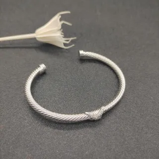 Pulsera abierta de cuerda trenzada plateada