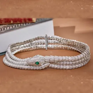 قلادة متعددة السلاسل مع رأس ثعبان pavé-set متلففة
