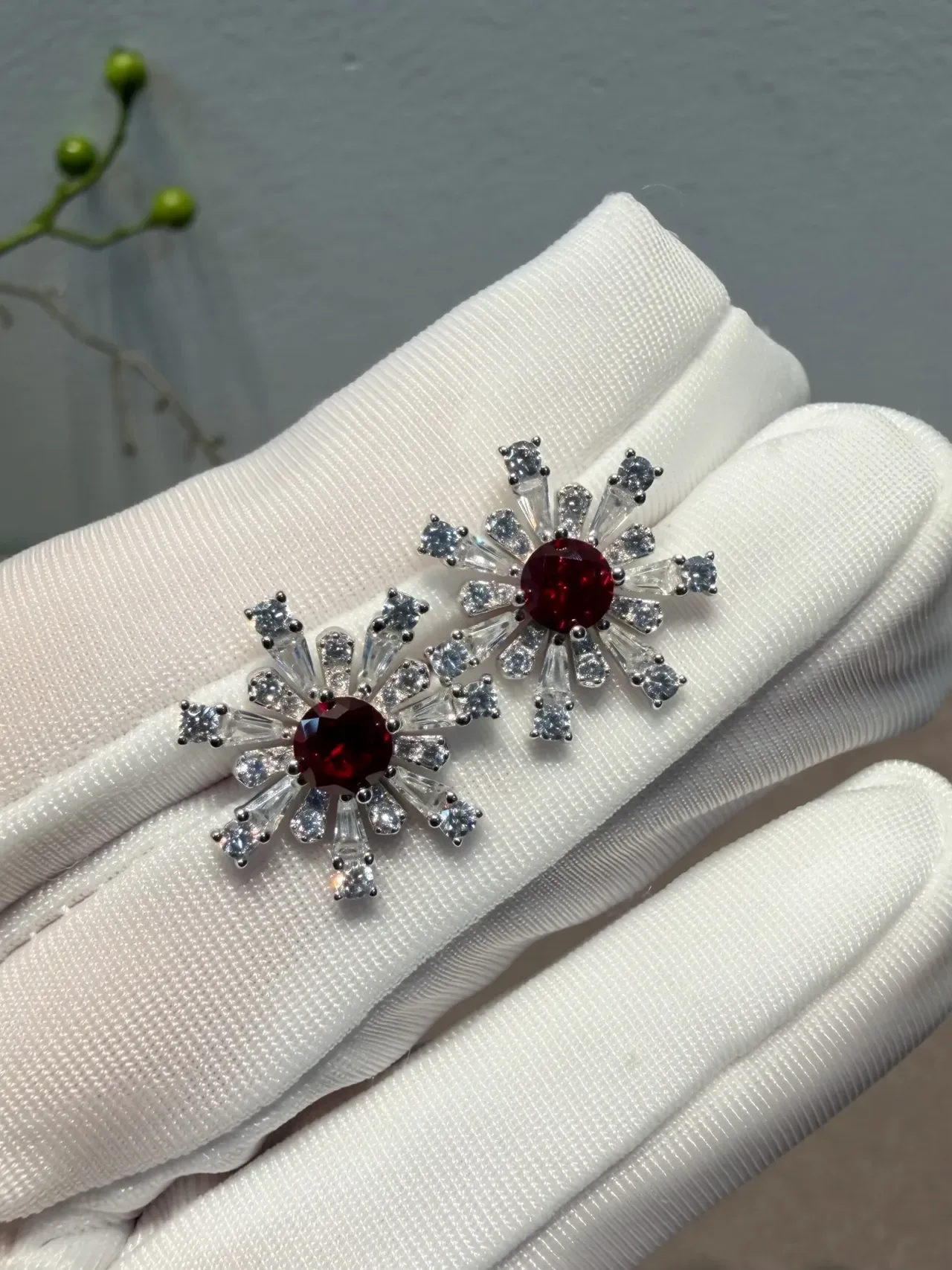 Snowflake-Style Red Gemstone and Diamond Brooch 5