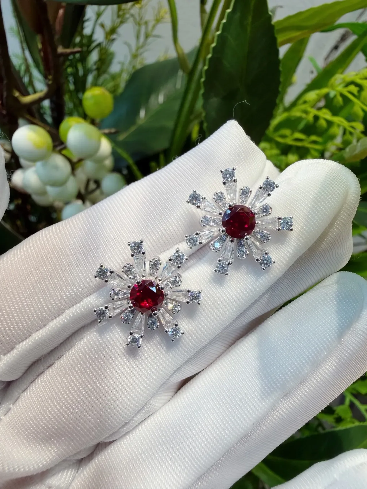 Snowflake-Style Red Gemstone and Diamond Brooch 6