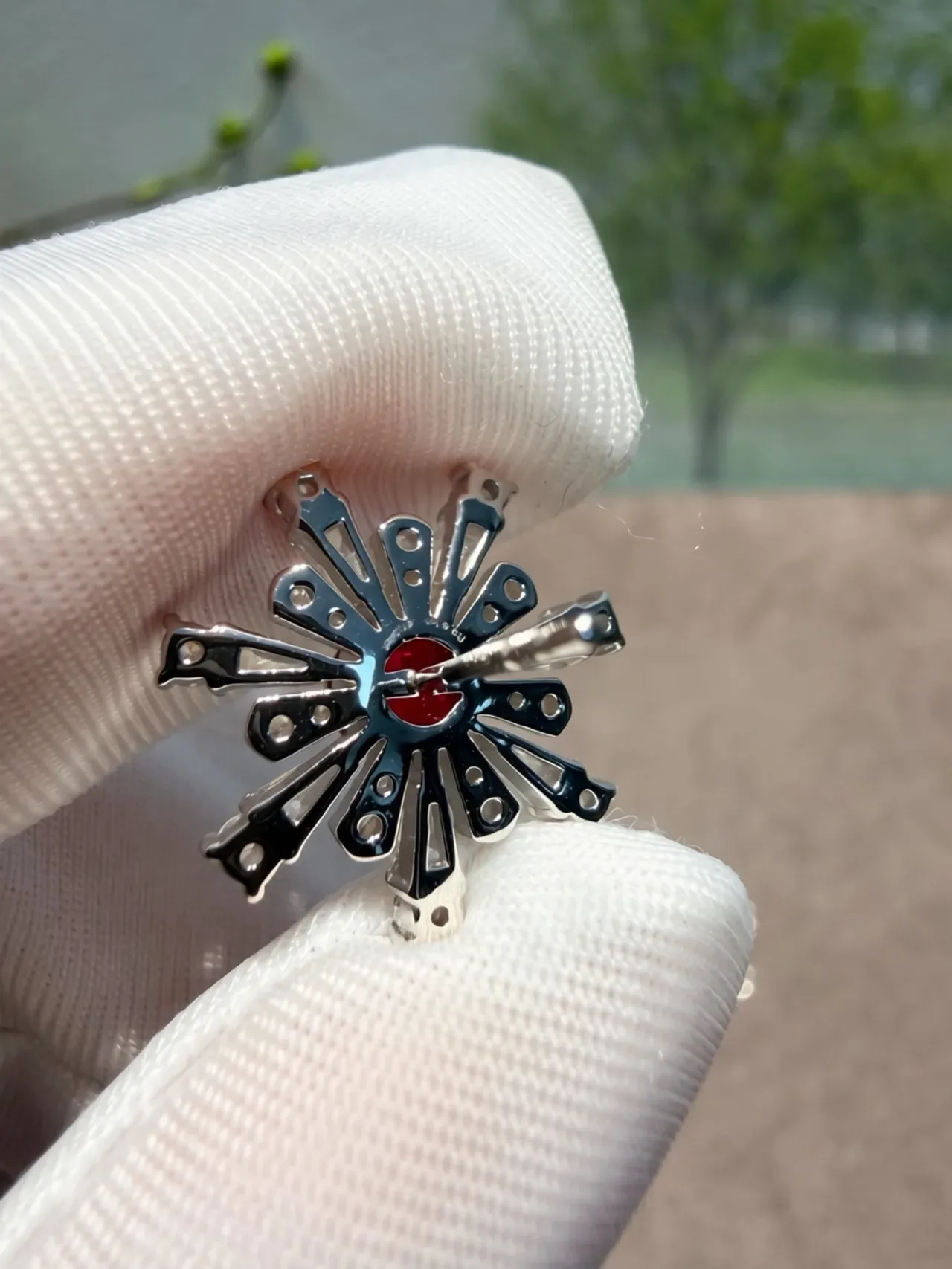 Snowflake-Style Red Gemstone and Diamond Brooch 7