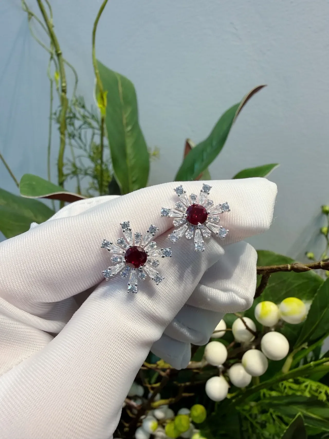 Snowflake-Style Red Gemstone and Diamond Brooch 8