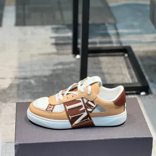 Tênis lifestyle com detalhe de tira tan e marrom