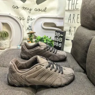 Tênis lifestyle cor taupe com textura de ante e cadarço