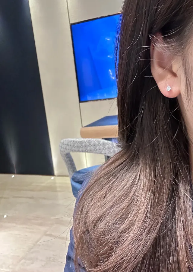 Teardrop Cut Faceted Crystal Stud Earrings 3