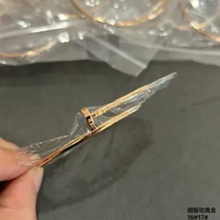 Pulsera fina de tono dorado rosa con broche de palanca