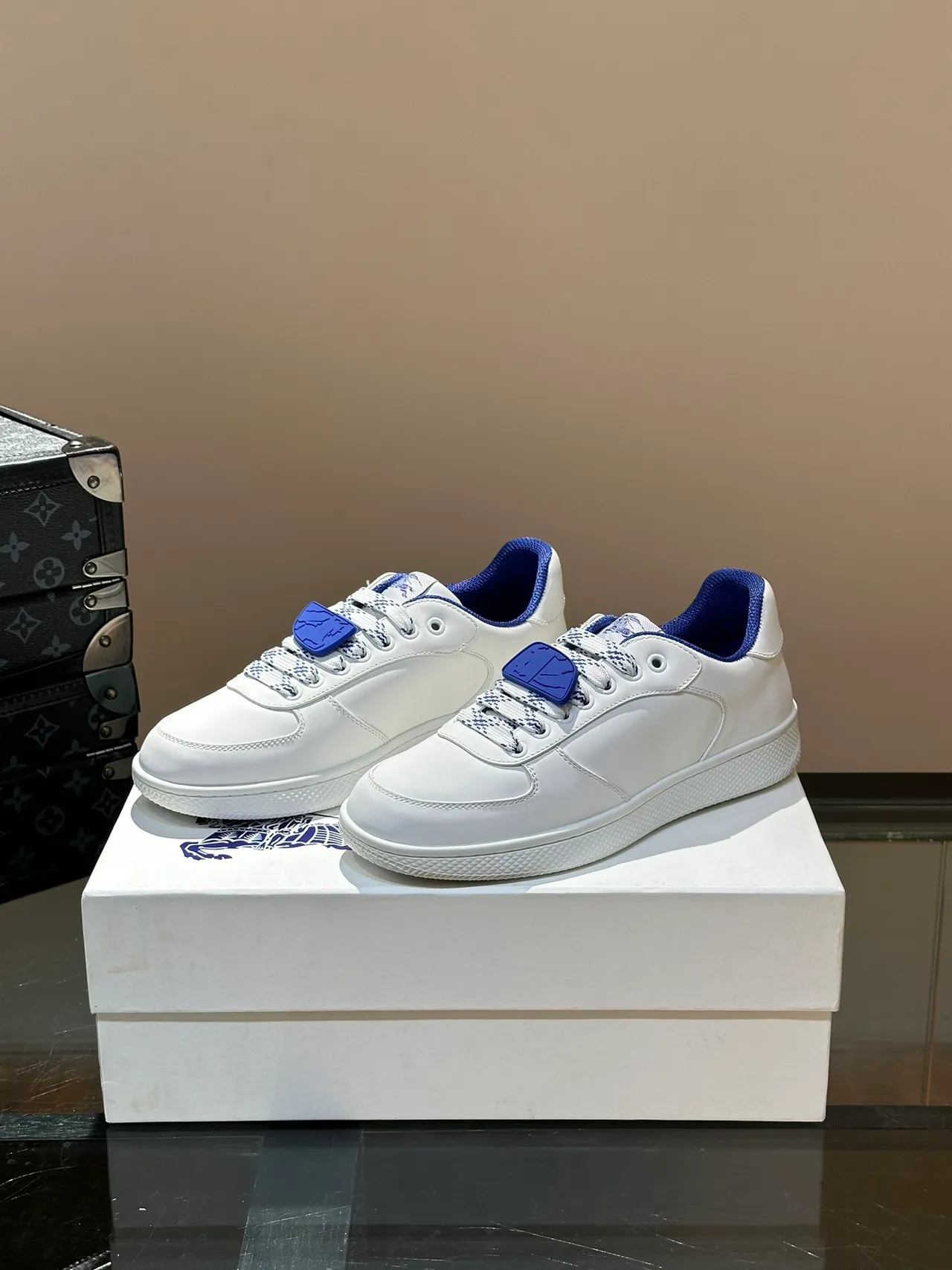 White and Blue Contrast Low-Top Lifestyle Sneakers 5