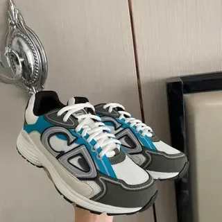 Zapatillas Lifestyle con Overlay Geométrico en Blanco y Azul Cian