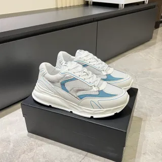 Tênis lifestyle com sola chunky branca e azul claro