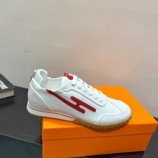 Zapatilla de entrenamiento baja blanca y roja