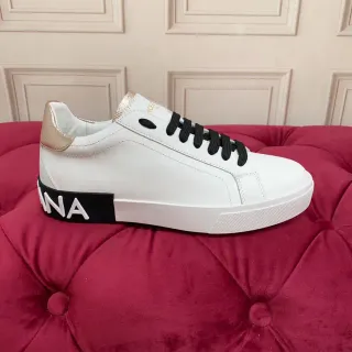 Sneakers Lifestyle com parte superior de couro branco e dourado, cadarços pretos