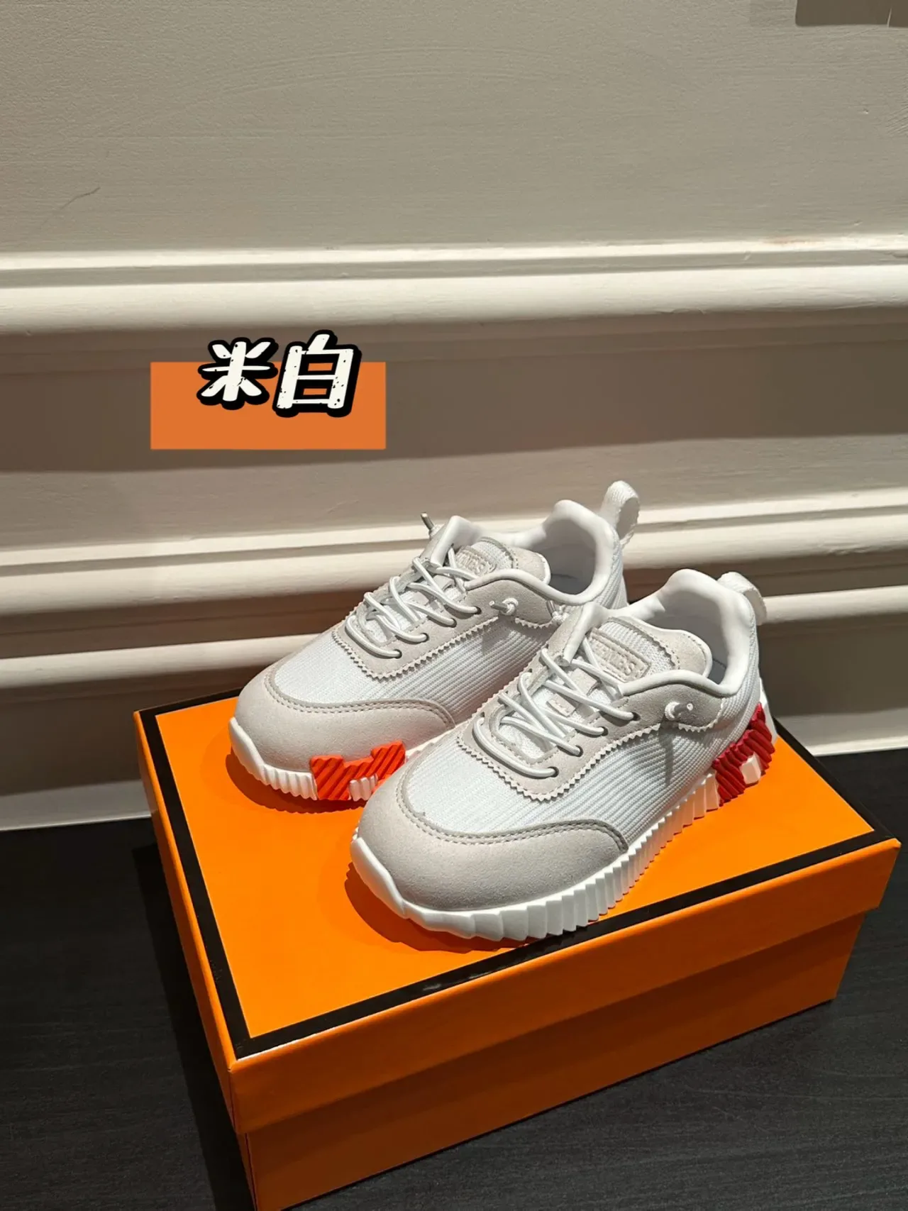 White Gray Layered Synthetic Overlays Sculpted Wavy Midsole Lifestyle Sneakers 4