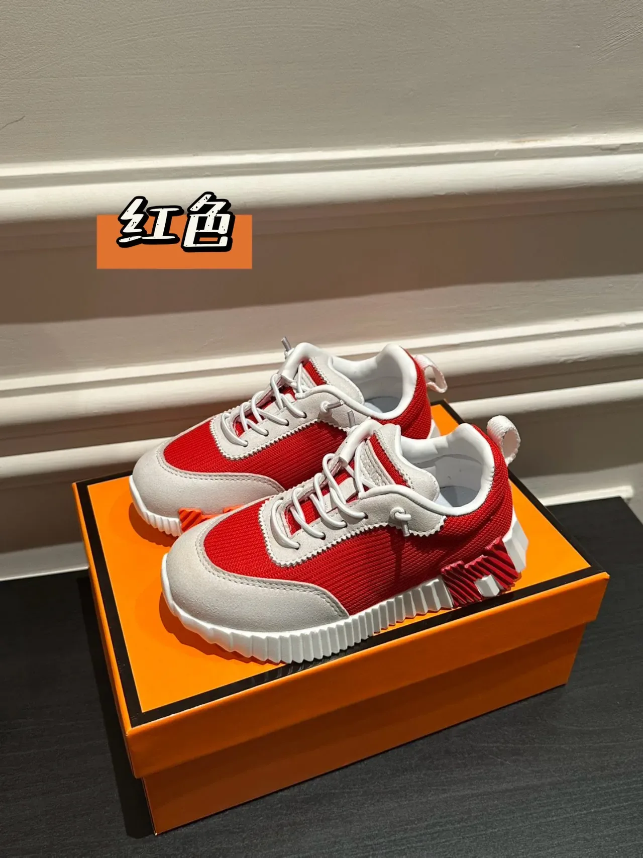 White Gray Layered Synthetic Overlays Sculpted Wavy Midsole Lifestyle Sneakers 5