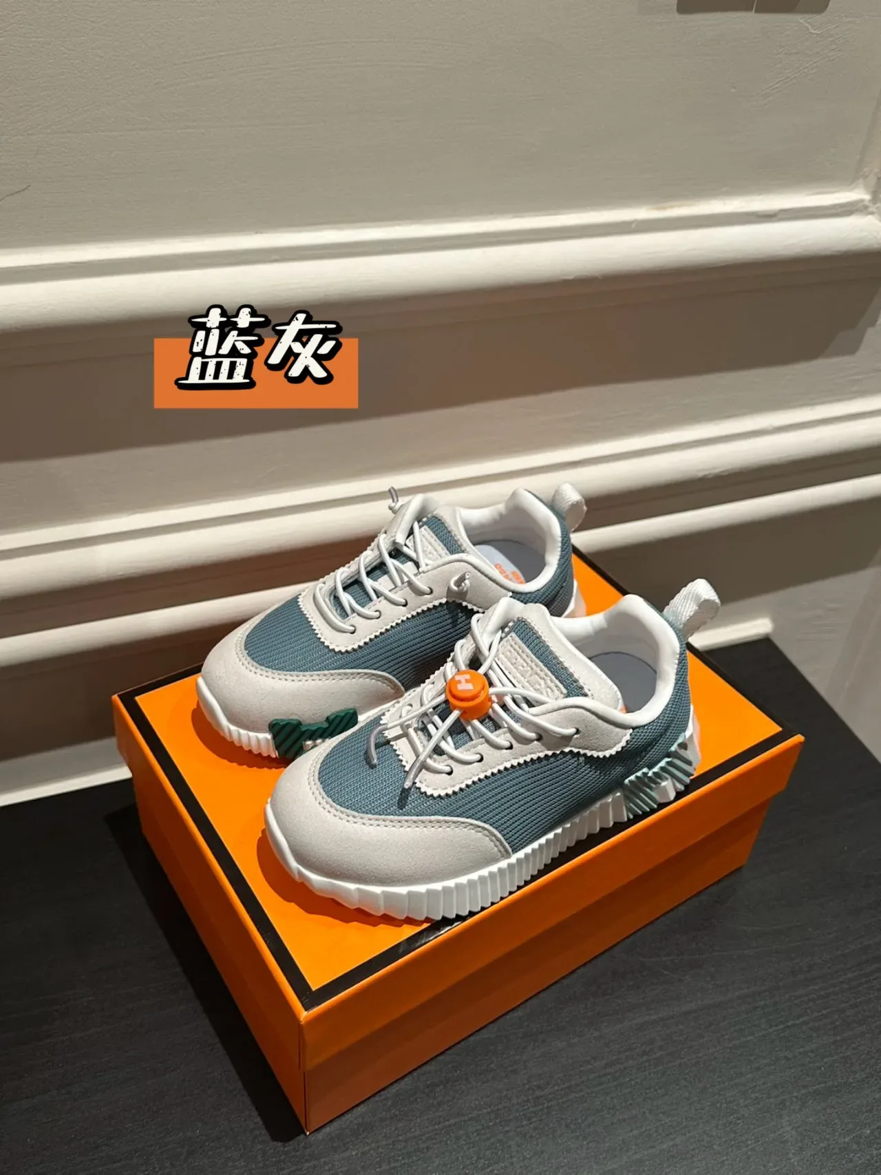 White Gray Layered Synthetic Overlays Sculpted Wavy Midsole Lifestyle Sneakers 7