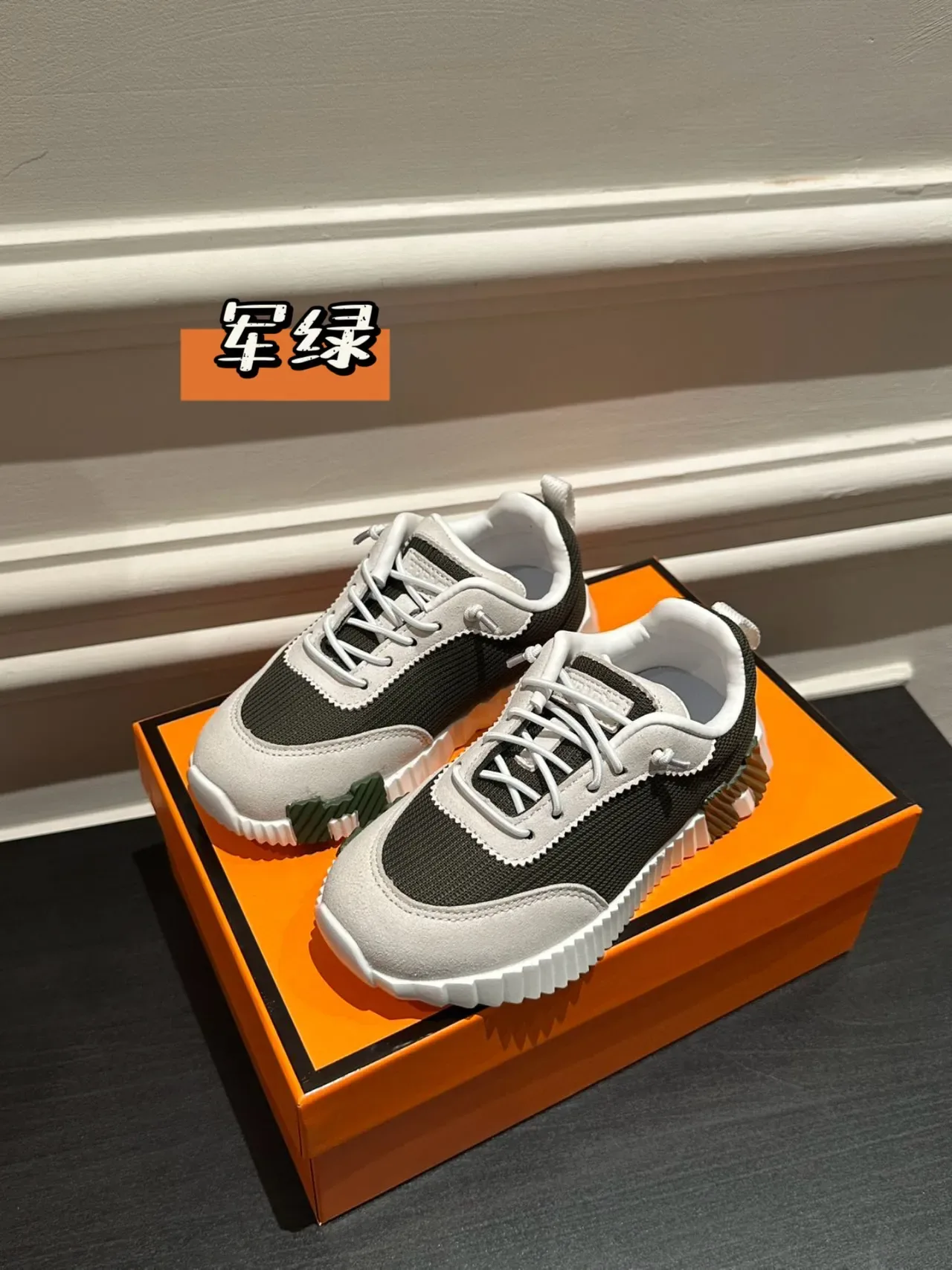White Gray Layered Synthetic Overlays Sculpted Wavy Midsole Lifestyle Sneakers 9