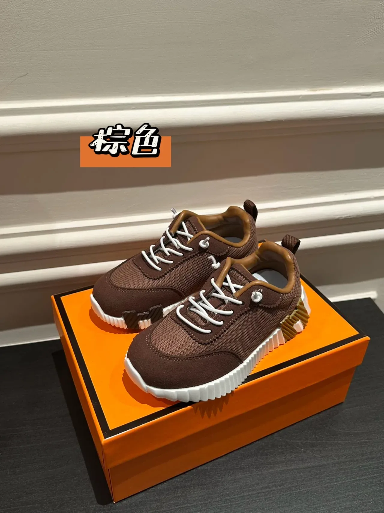 White Gray Layered Synthetic Overlays Sculpted Wavy Midsole Lifestyle Sneakers 10
