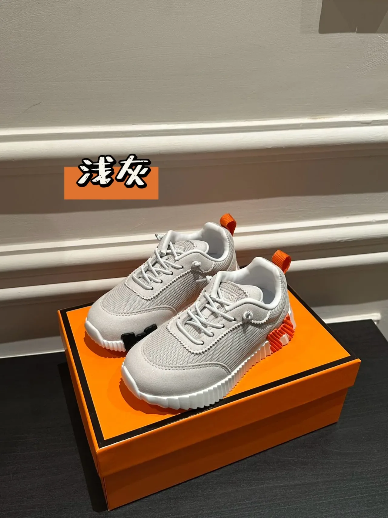 White Gray Layered Synthetic Overlays Sculpted Wavy Midsole Lifestyle Sneakers 11