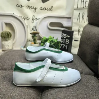 Sapatos Mary Jane com upper branco e verde de couro sintético e piping de contraste