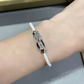 Pulsera de Cinta Trenzada de Plata Blanca con Engaste Pavé y Broche de Metal