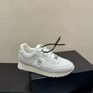 Zapatillas blancas y plateadas de material mixto en la parte superior con logo metálico hexagonal