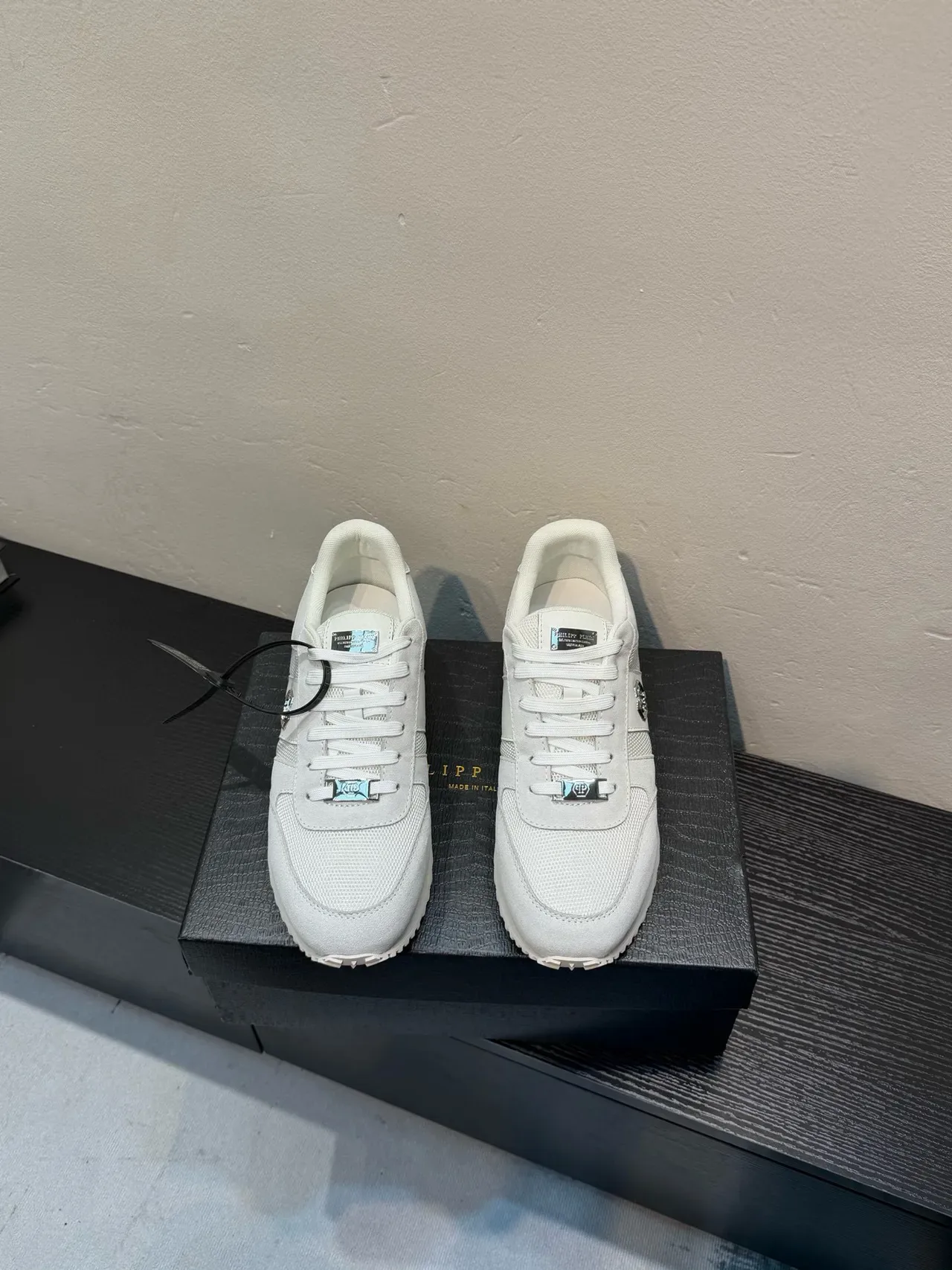 White Silver Mixed-Material Upper Hexagonal Metal Logo Sneakers 2