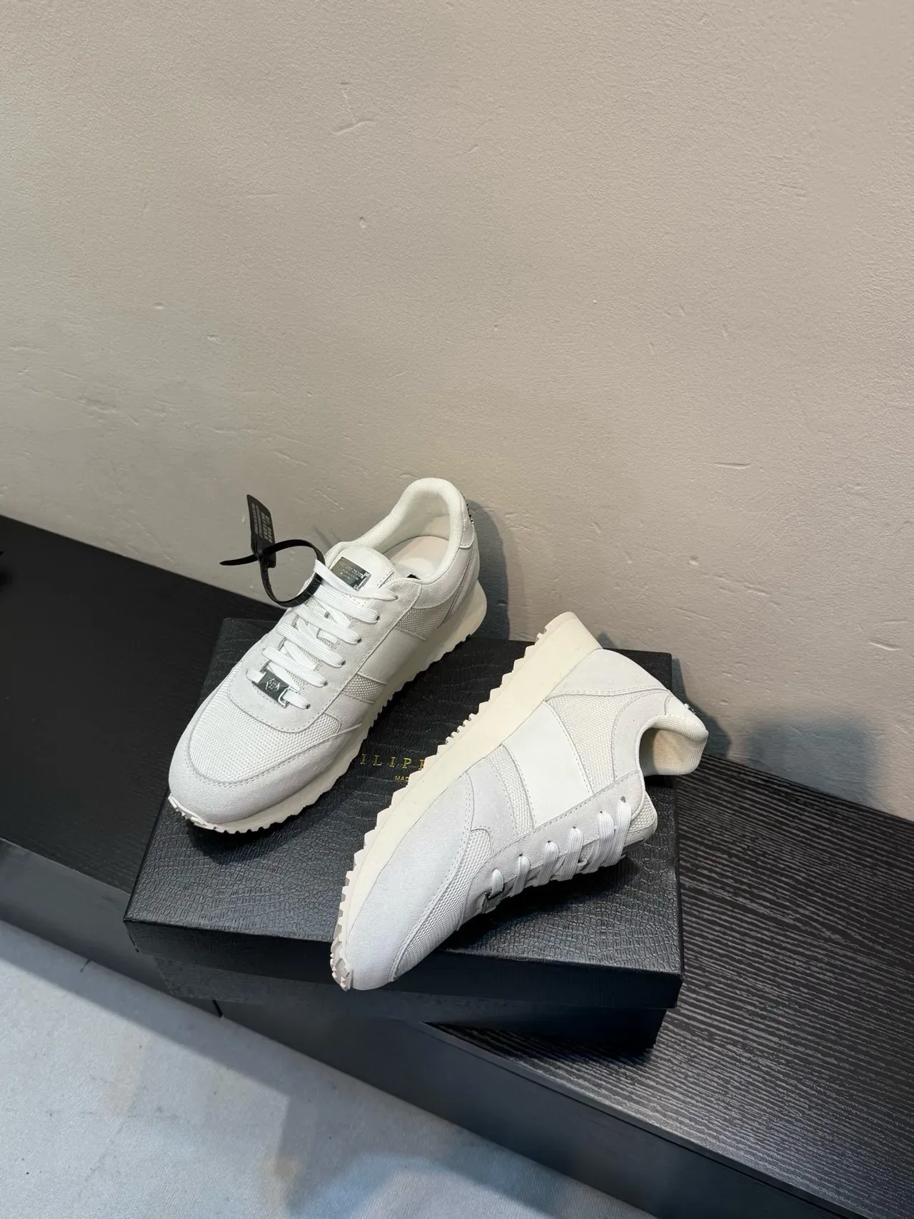 White Silver Mixed-Material Upper Hexagonal Metal Logo Sneakers 4