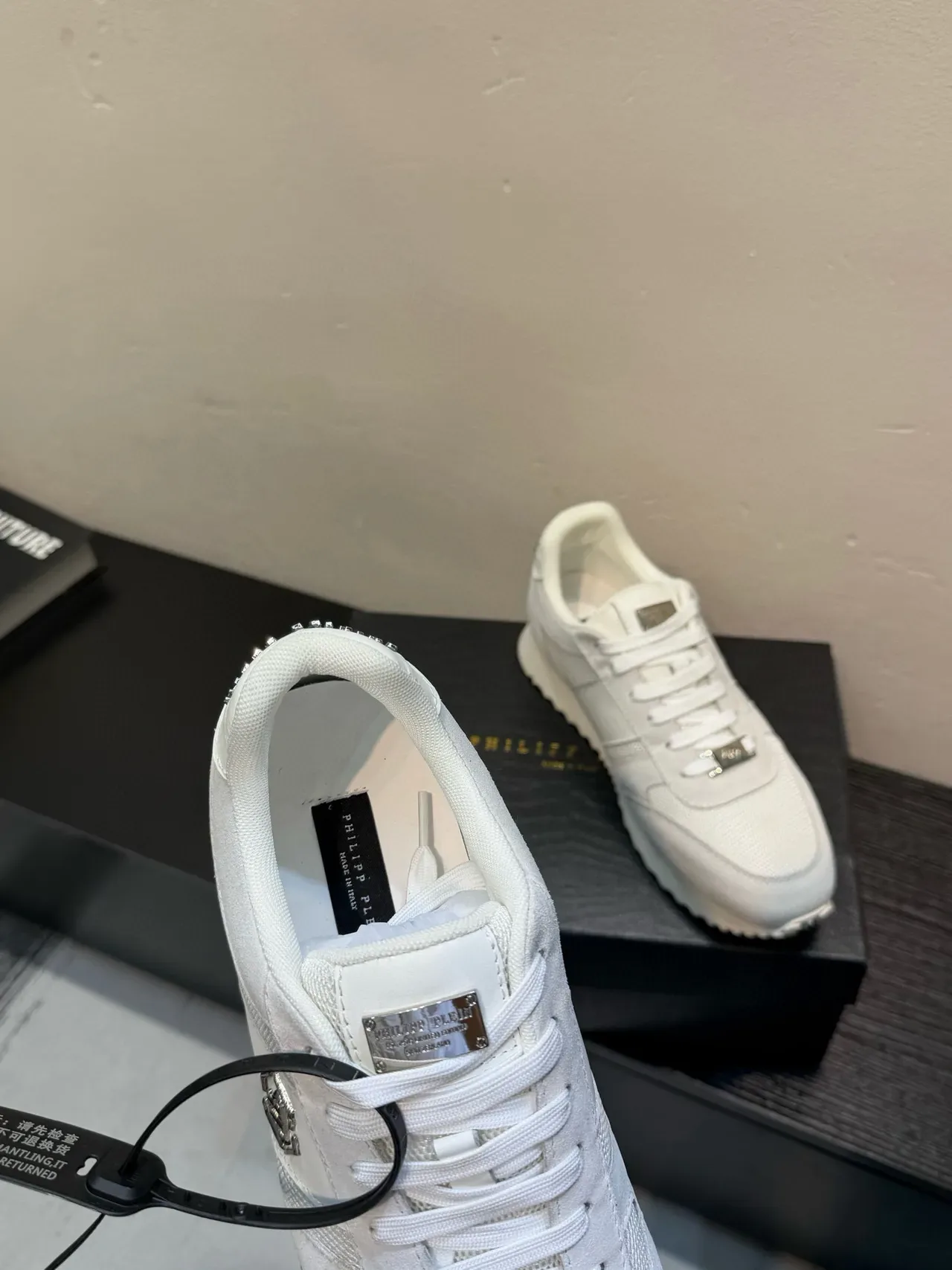 White Silver Mixed-Material Upper Hexagonal Metal Logo Sneakers 7