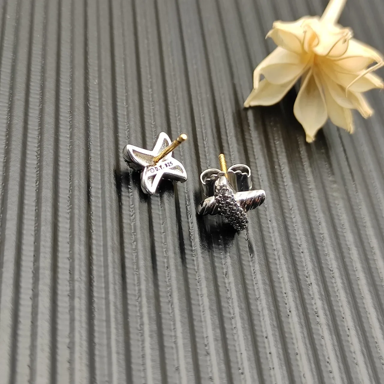 X-Shaped Pavé-Set Ribbed Band Stud Earrings 6