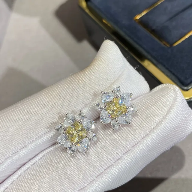 Yellow Gold Flower-Shaped Cluster Central Gem Earrings 2