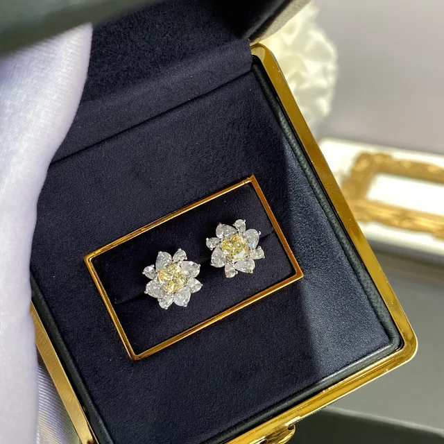 Yellow Gold Flower-Shaped Cluster Central Gem Earrings 3