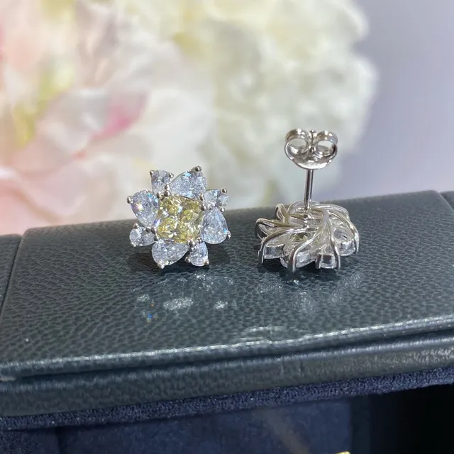 Yellow Gold Flower-Shaped Cluster Central Gem Earrings 5