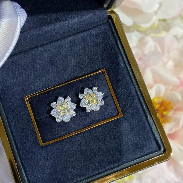 Yellow Gold Flower-Shaped Cluster Central Gem Earrings 8
