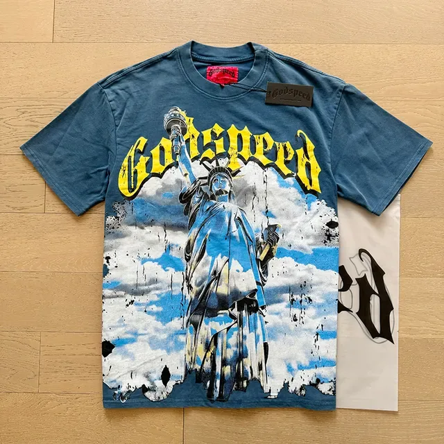 تيشيرت Godspeed بطباعة جرافيك متهالكة لتمثال الحرية 10