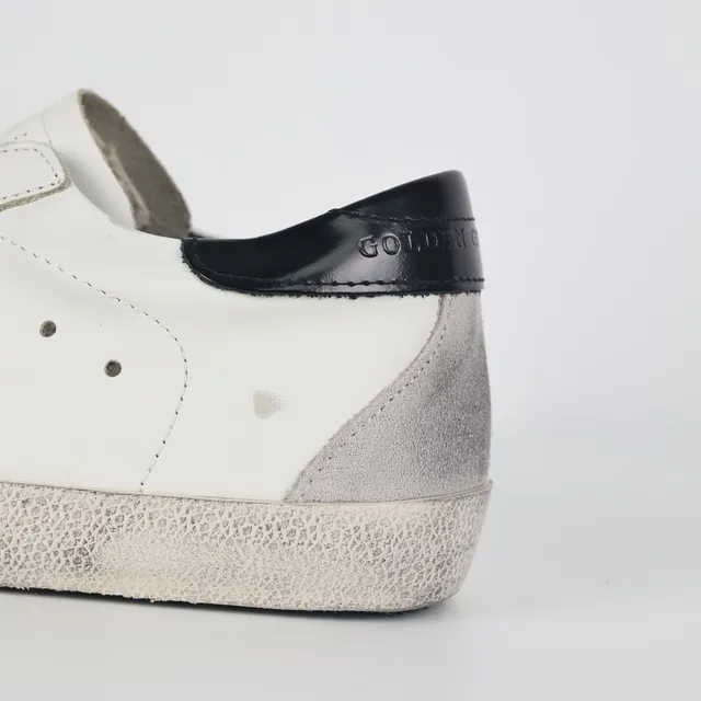 Golden Goose Superstar sneakers lifestyle en cuir blanc usé 4