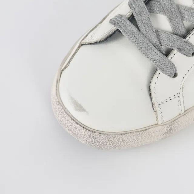 Golden Goose Superstar sneakers lifestyle en cuir blanc usé 5