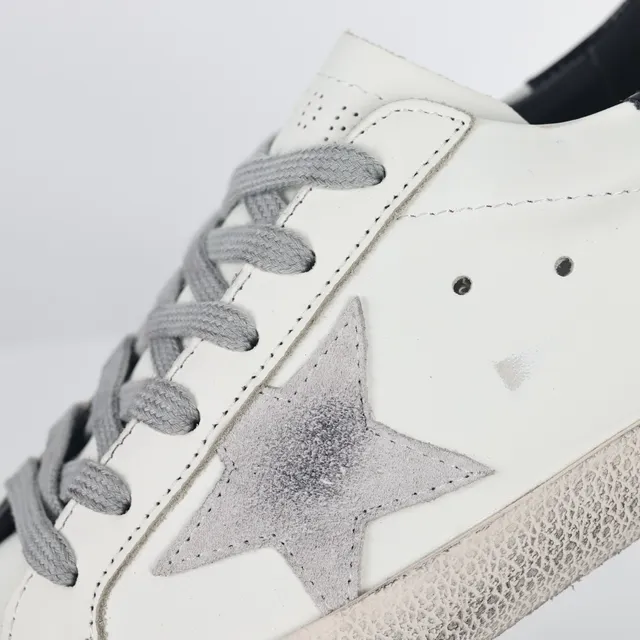 Golden Goose Superstar sneakers lifestyle en cuir blanc usé 6