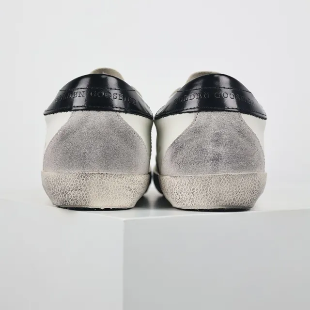 Golden Goose Superstar sneakers lifestyle en cuir blanc usé 8
