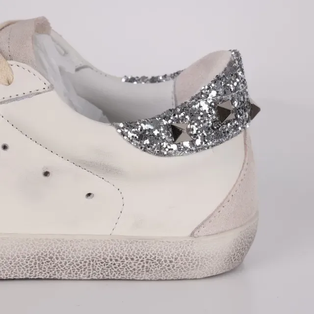 Golden Goose Superstar Sneakers Lifestyle Blancs Argent Cuir Distressed Glitter Heel Tab 4