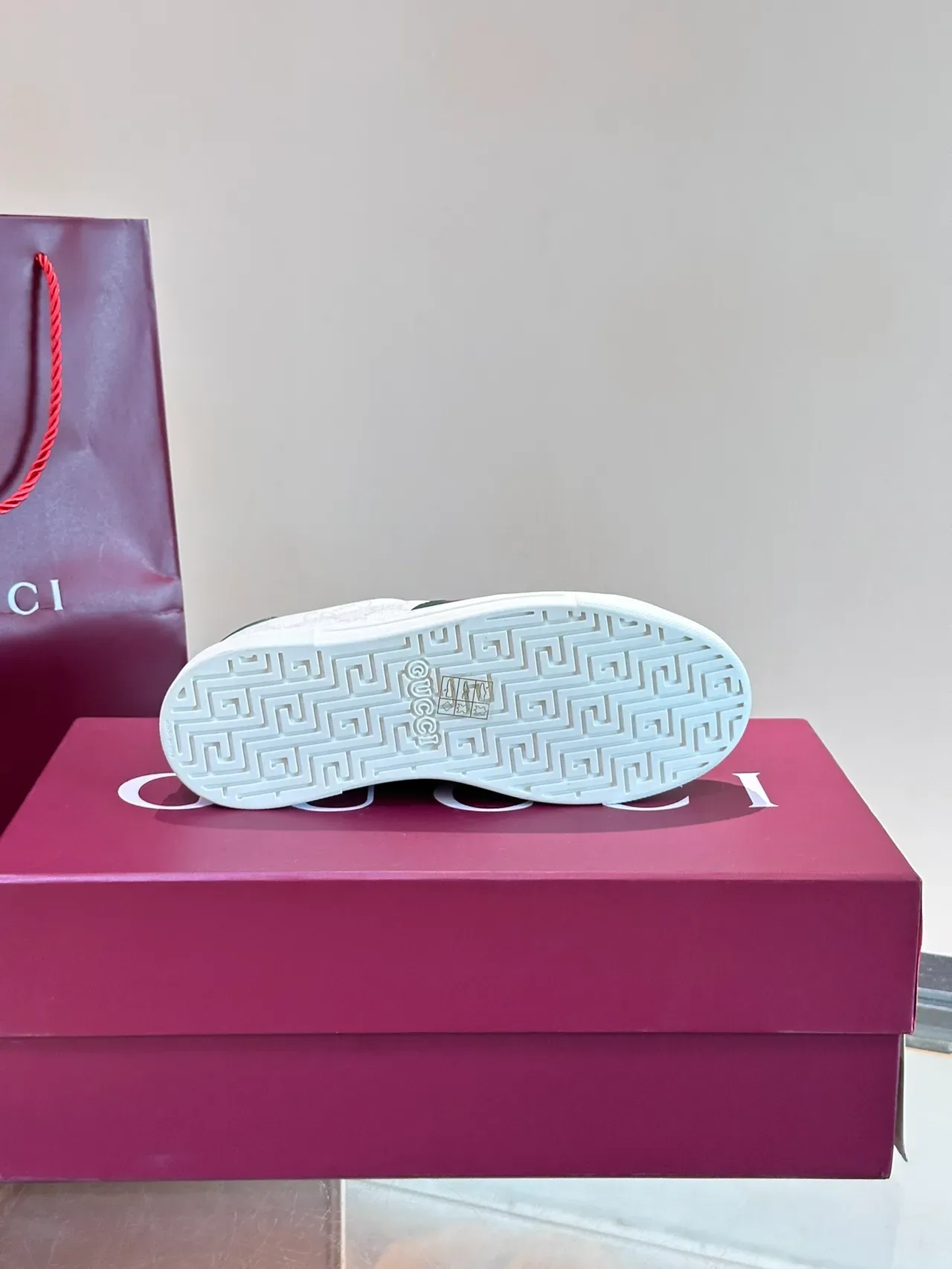 Gucci Ace GG Monogram Web Stripe أبيض أخضر أحمر Sneakers Lifestyle 2