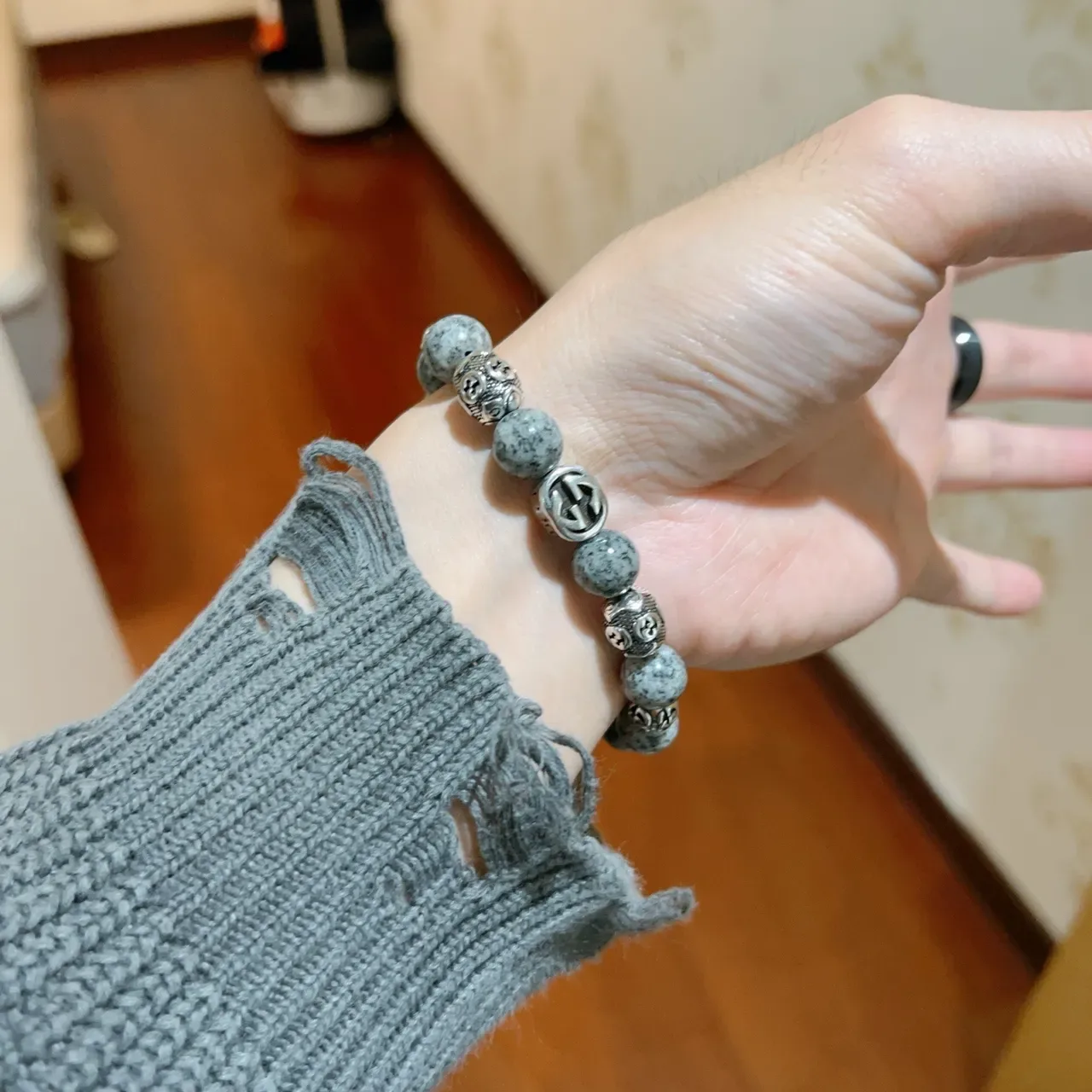 Gucci Beaded Bracelet Gray Silver Stretch Speckled Stone Beads Bracelet 7