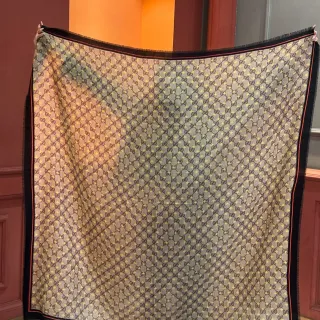 Gucci বেইজ ব্ল্যাক মনোগ্রাম-প্রিন্ট ফ্রিঞ্জড-বর্ডার সিল্ক স্কার্ফ