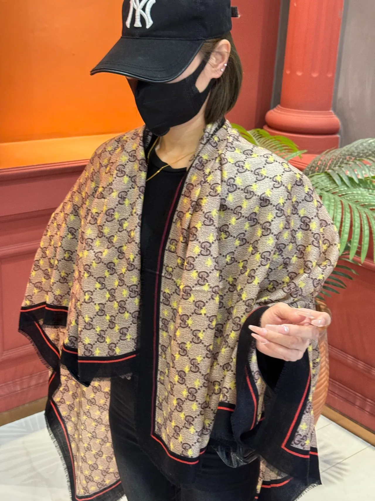 Écharpe en soie Gucci beige noir imprimée monogramme à bord frangé 2