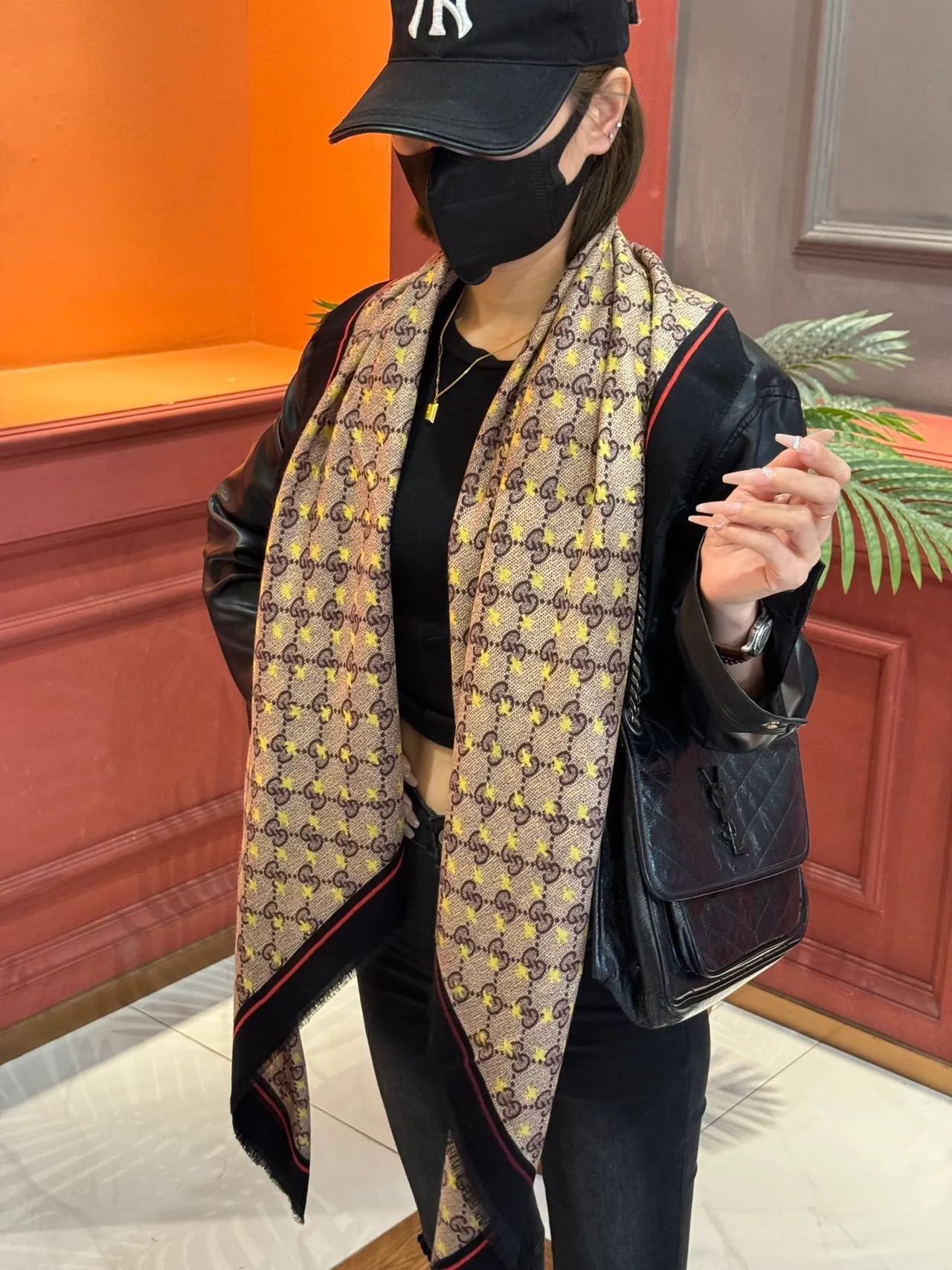Écharpe en soie Gucci beige noir imprimée monogramme à bord frangé 3